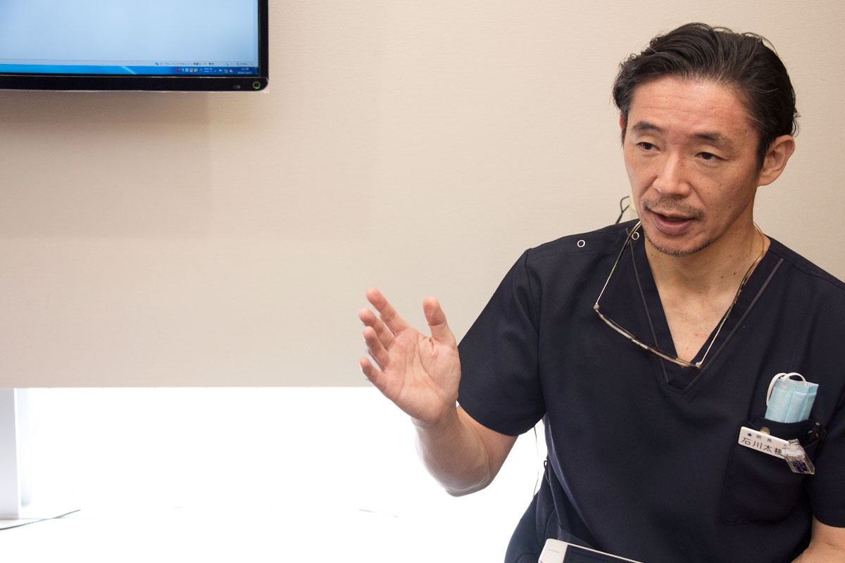 説明中の院長