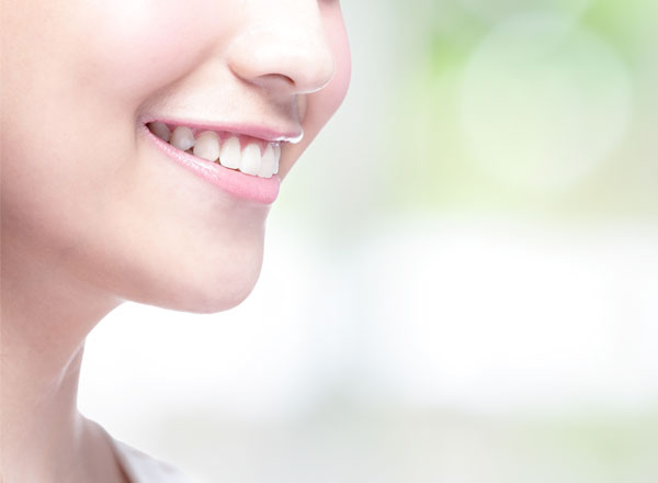 微笑む女性の口元